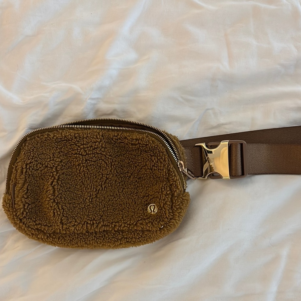 Lululemon sherpa Belt Bag